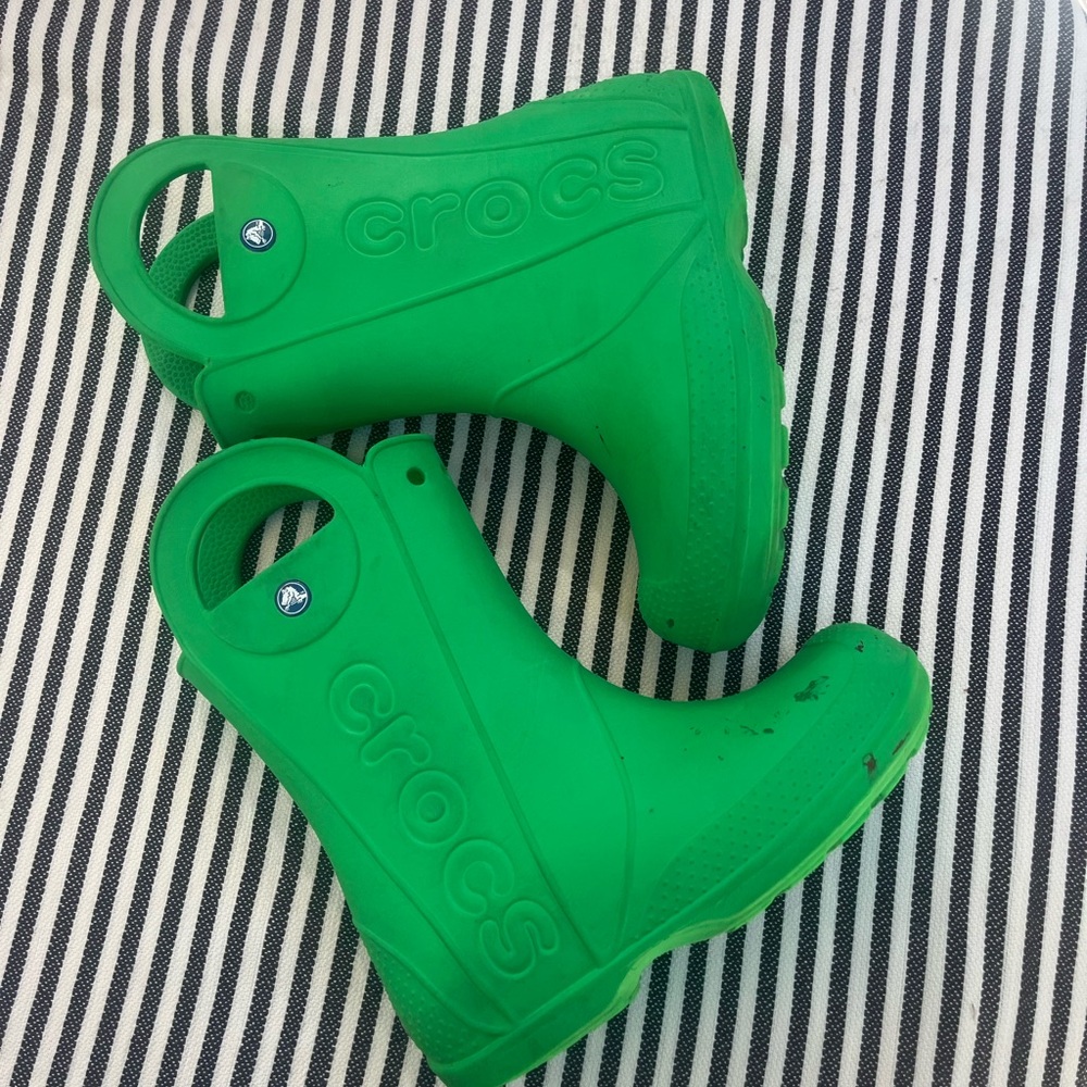 Crocs Kids Green Rain Boots Size 3 Youth.
Right Shoe has paint splatter.